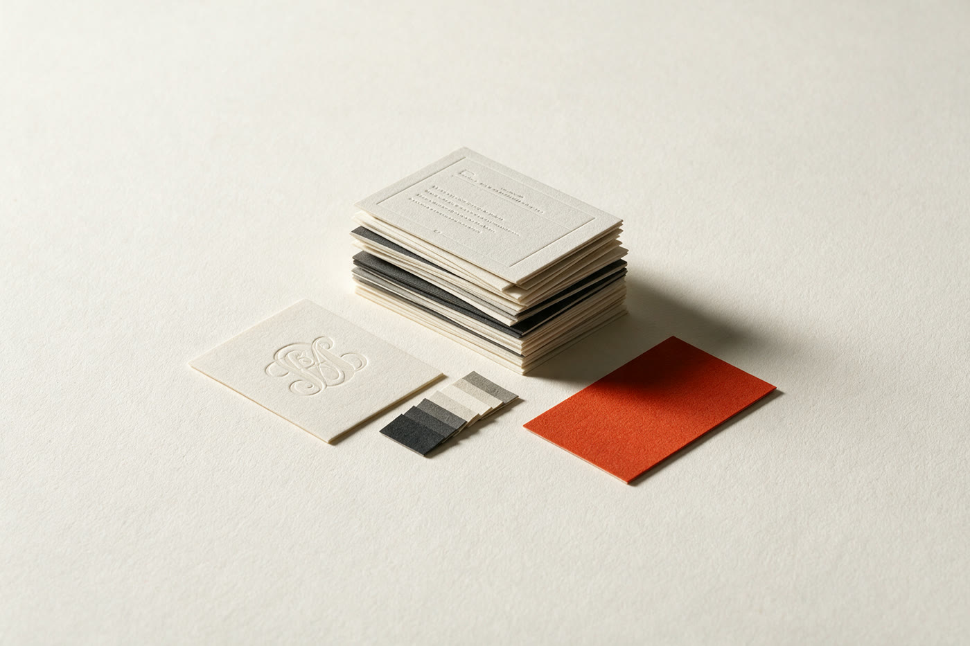 Papeterie de marque : cartes, monogramme embossé et nuancier, sur fond papier.